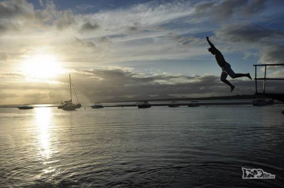 Um mergulho no Mar de Dentro no final de tarde na Ilha do Mel, no litoral do Paraná